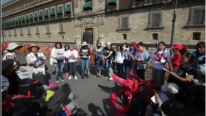 Madres buscadoras protestan frente al Palacio Nacional