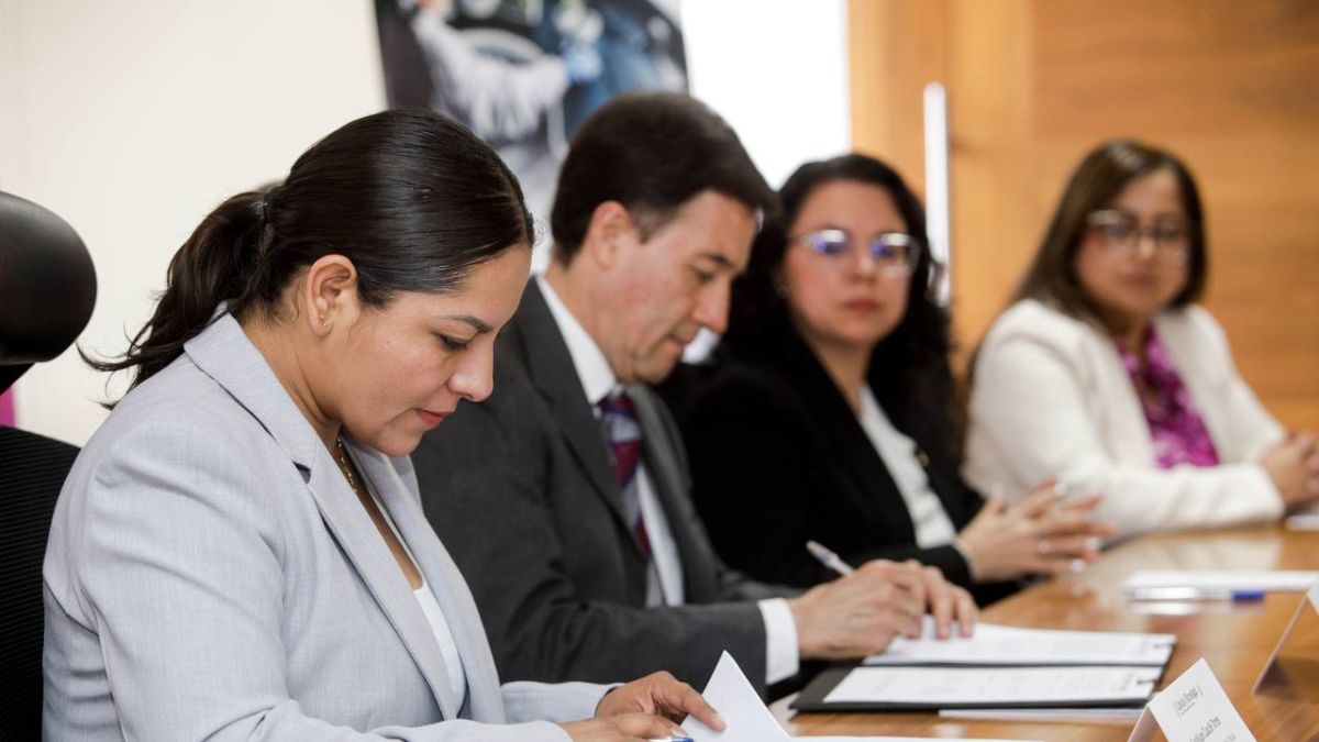 En representación de San Andrés Cholula, Lupita Cuautle signó un convenio con el INAOE